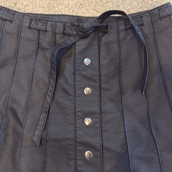 Free People Beach Jet Black Vegan Leather Pleated A-Line Mini Skirt Rare Size 8 - Picture 7 of 8